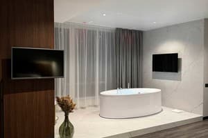 Апарт-отель Be The One Hotel. Люкс двухместный с гидромассажной ванной и террасой 1912 3